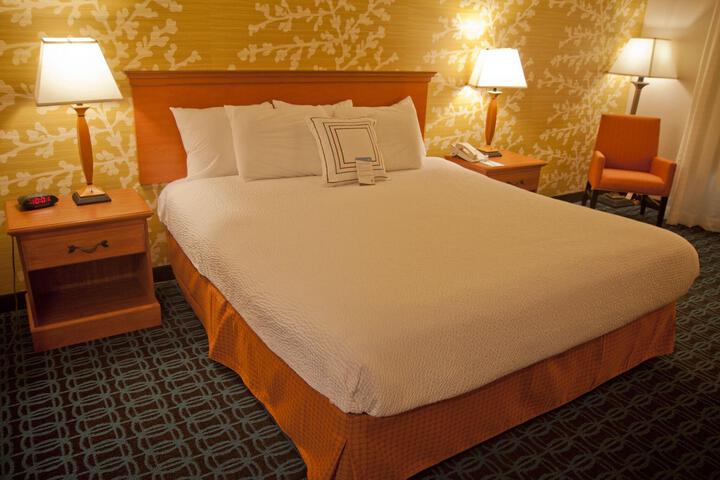 1 Queen Bed (2 of 5)