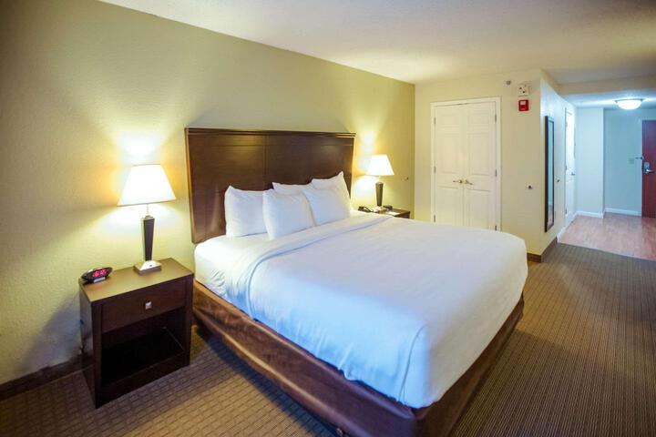 1 King Bed Efficiency Accessible Room (14 of 19)