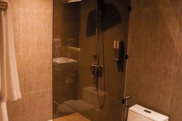 Room 73 of 103