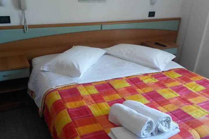Room 10 of 33