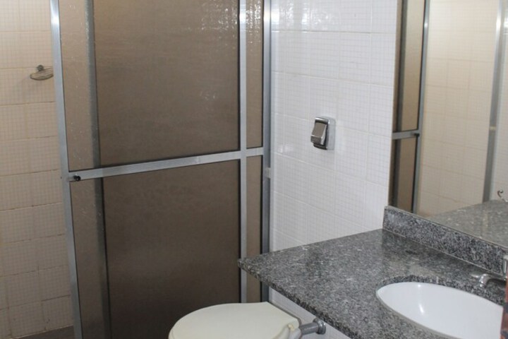 Room 6 of 33