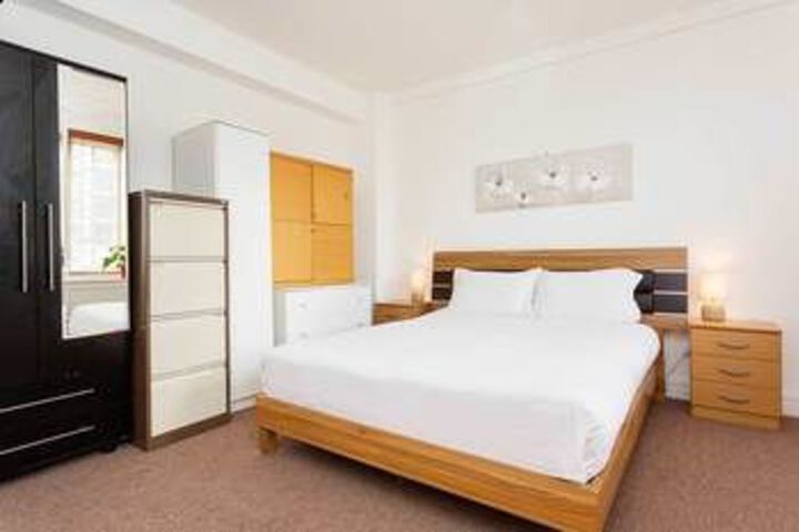 Room 6 of 11