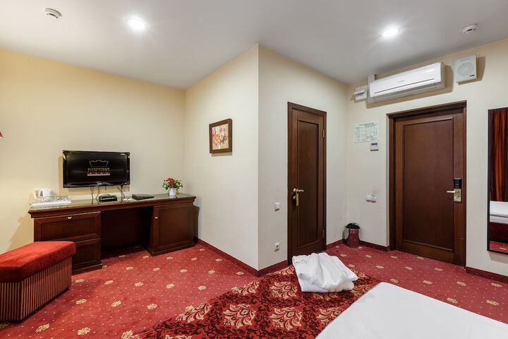 Room 17 of 38