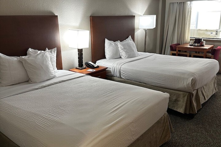 2 Queen Beds Mobility Accessible (18 of 37)