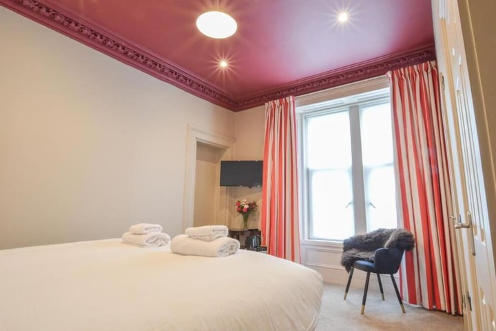 Room 4 of 40