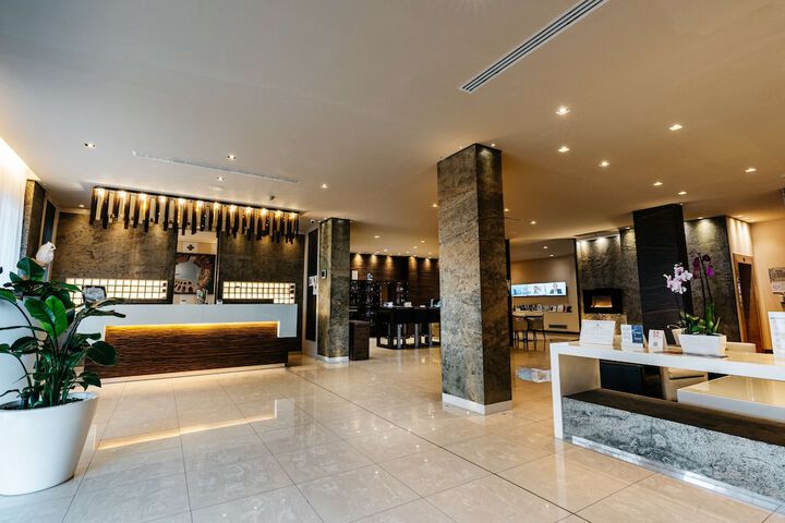 Entrance & Lobby
