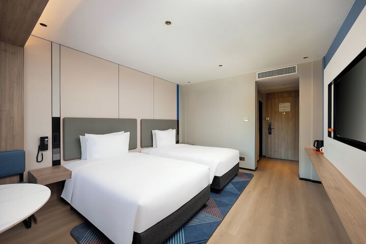 Room 10 of 50
