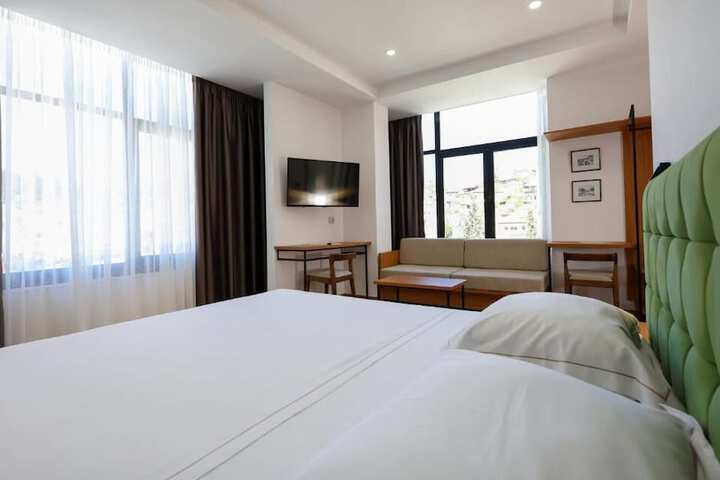 Room 27 of 114
