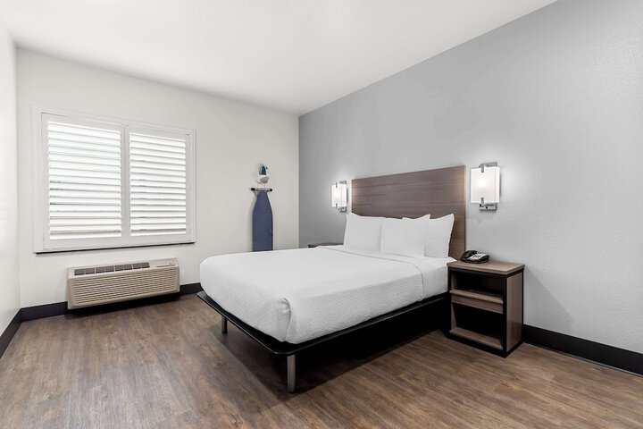 1 Queen Bed (17 of 26)