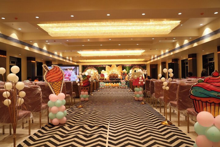 Ballroom/Hall 4 of 12