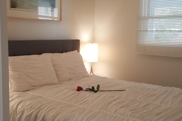 1 Queen Bed (11 of 25)