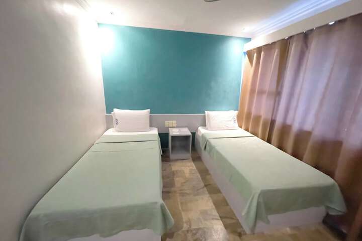 Room 33 of 62