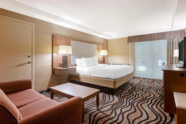 2 Double Beds Refrigerator WiFi Continental Breakfast (5 of 6)