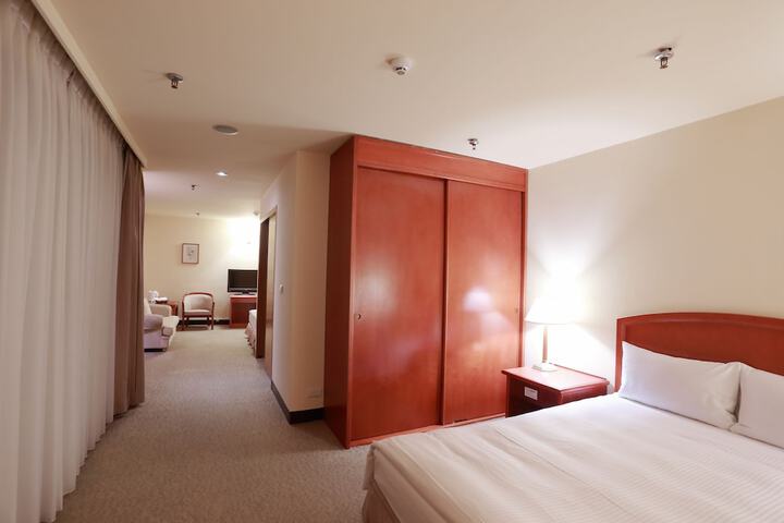 Room 37 of 203