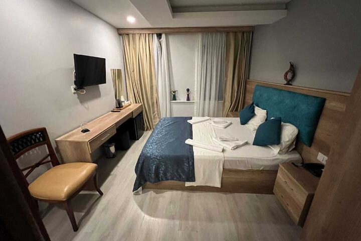 Room 8 of 18