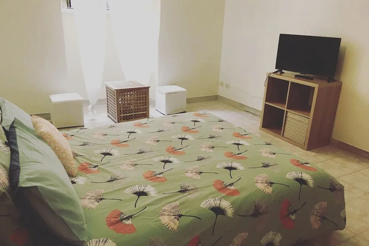 Room 2 of 10