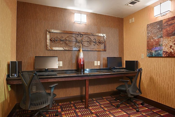 Business Center 17 of 18