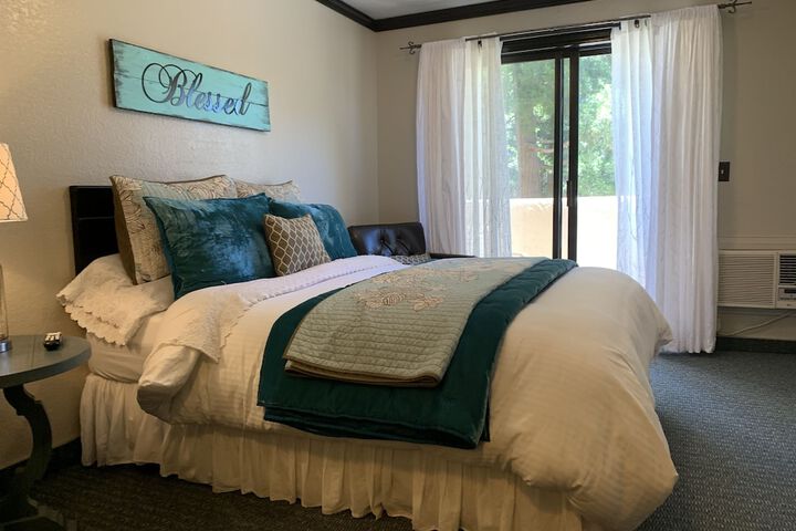 Deluxe Queen Bed (22 of 49)