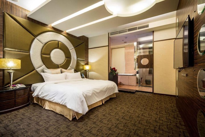 Room 11 of 24