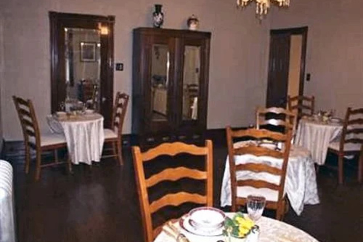 Dining 12 of 14