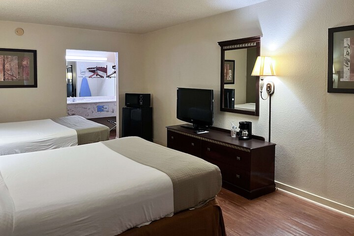 1 Queen Bed Micfridge (8 of 9)