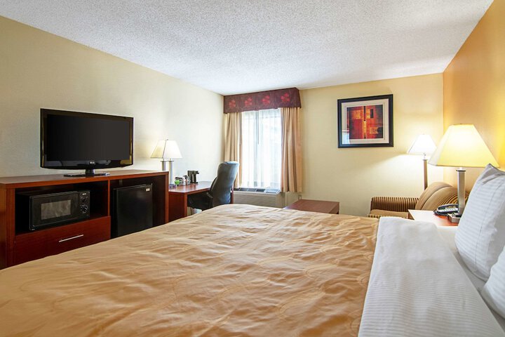 1 King Bed (4 of 7)