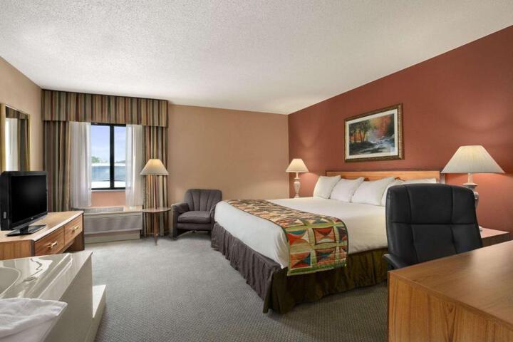 1 King Bed (6 of 8)