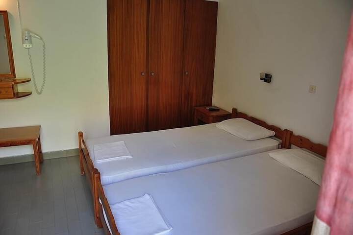 Room 11 of 25