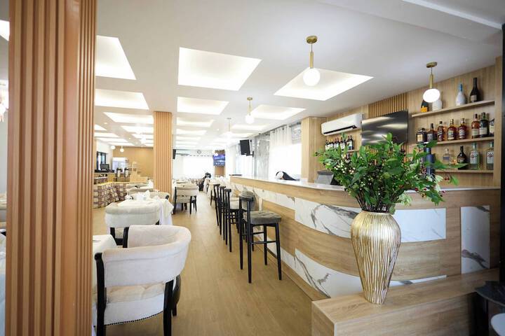 Dining 136 of 170