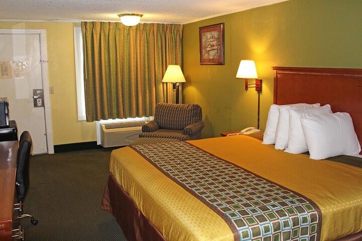 1 King Bed (12 of 28)