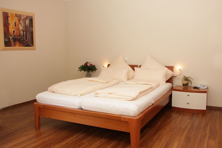 Room 4 of 20