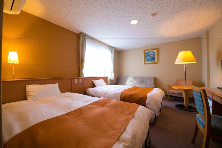 Room 8 of 107