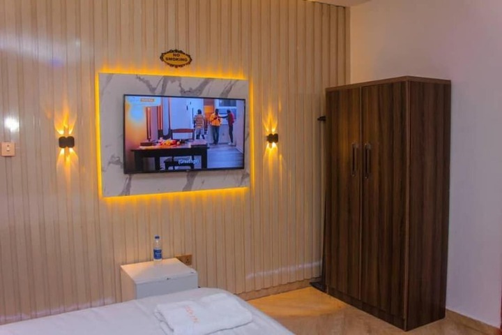 Room 2 of 8