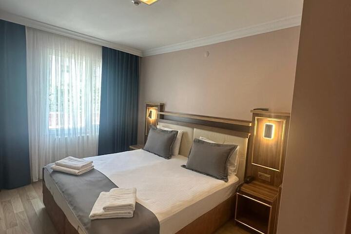 Room 6 of 28