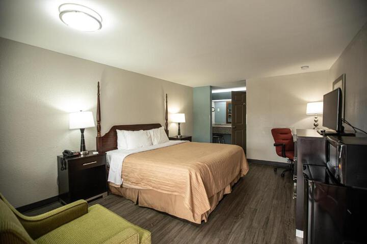 1 King Bed (3 of 10)