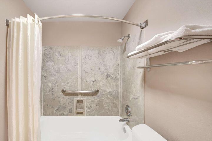 2 Queen Beds (2 of 4)