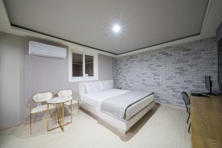 Room 4 of 13