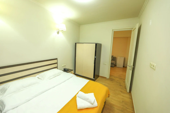 Room 2 of 10