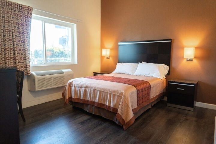 Deluxe Room 1 King Bed (9 of 16)