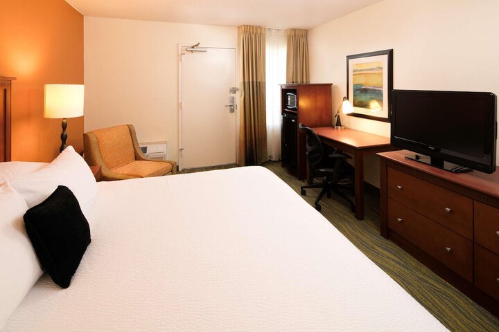 1 King Bed (5 of 12)