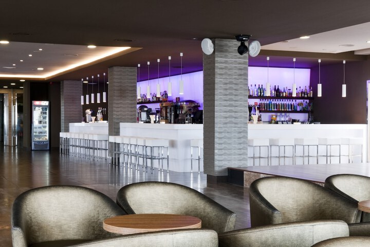 Lounge 102 of 153