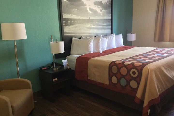 1 King Bed (3 of 11)