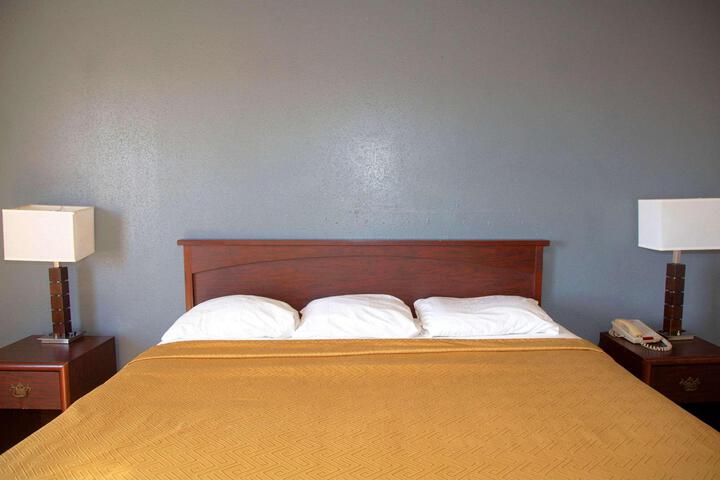 1 King Bed (1 of 20)