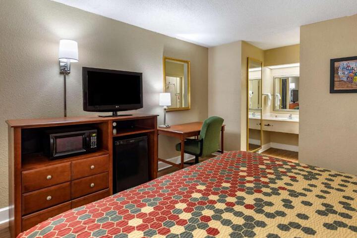 1 King Bed (6 of 9)