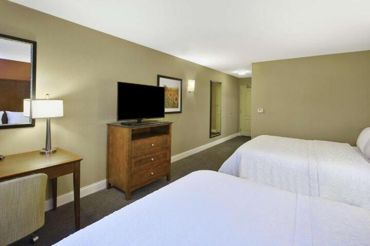 2 Queen Beds (5 of 8)
