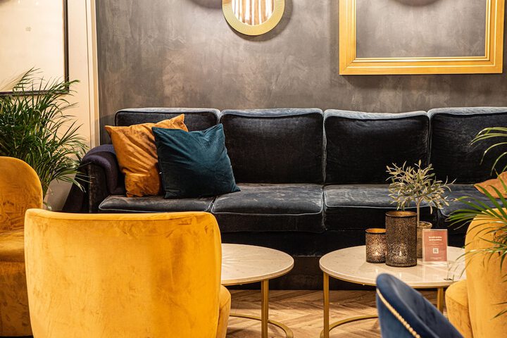 Lounge 65 of 79
