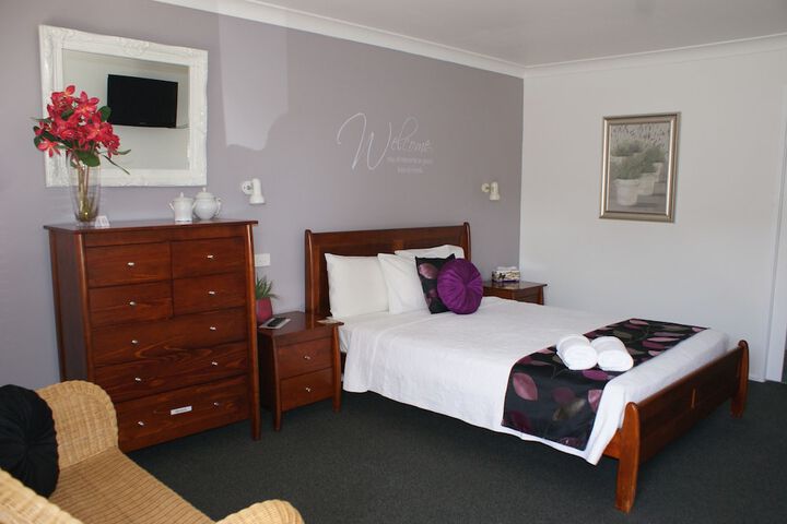 Room 6 of 33