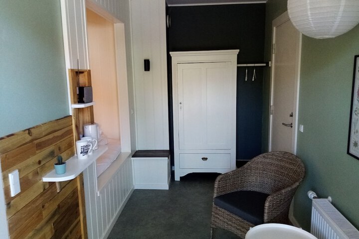 Room 12 of 76
