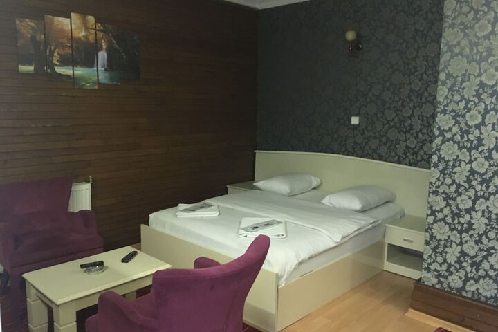 Room 4 of 32