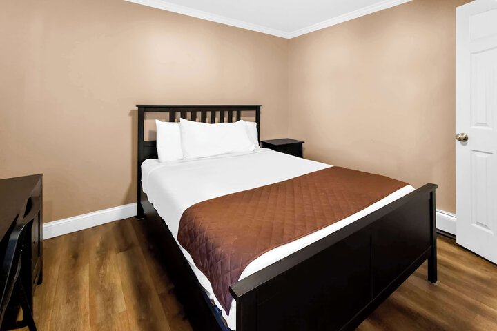 1 Queen Bed (7 of 7)